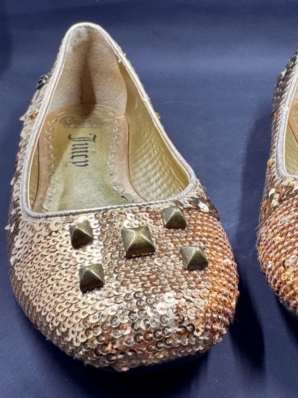 GIRLS SIZE 2E GOLD SEQUIN BALLERINA FLATS JUICY COUTURE WITH STUD DETAILS